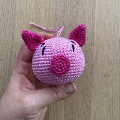 Blog-Inhaltsbild für 'Häkelanleitung Silvesterdeko Schweinchenkugel'